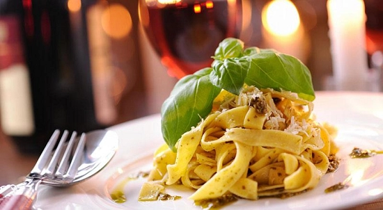 Immagine rappresentativa di un piatto di fettuccine preparato in un ristorante aperto in franchising